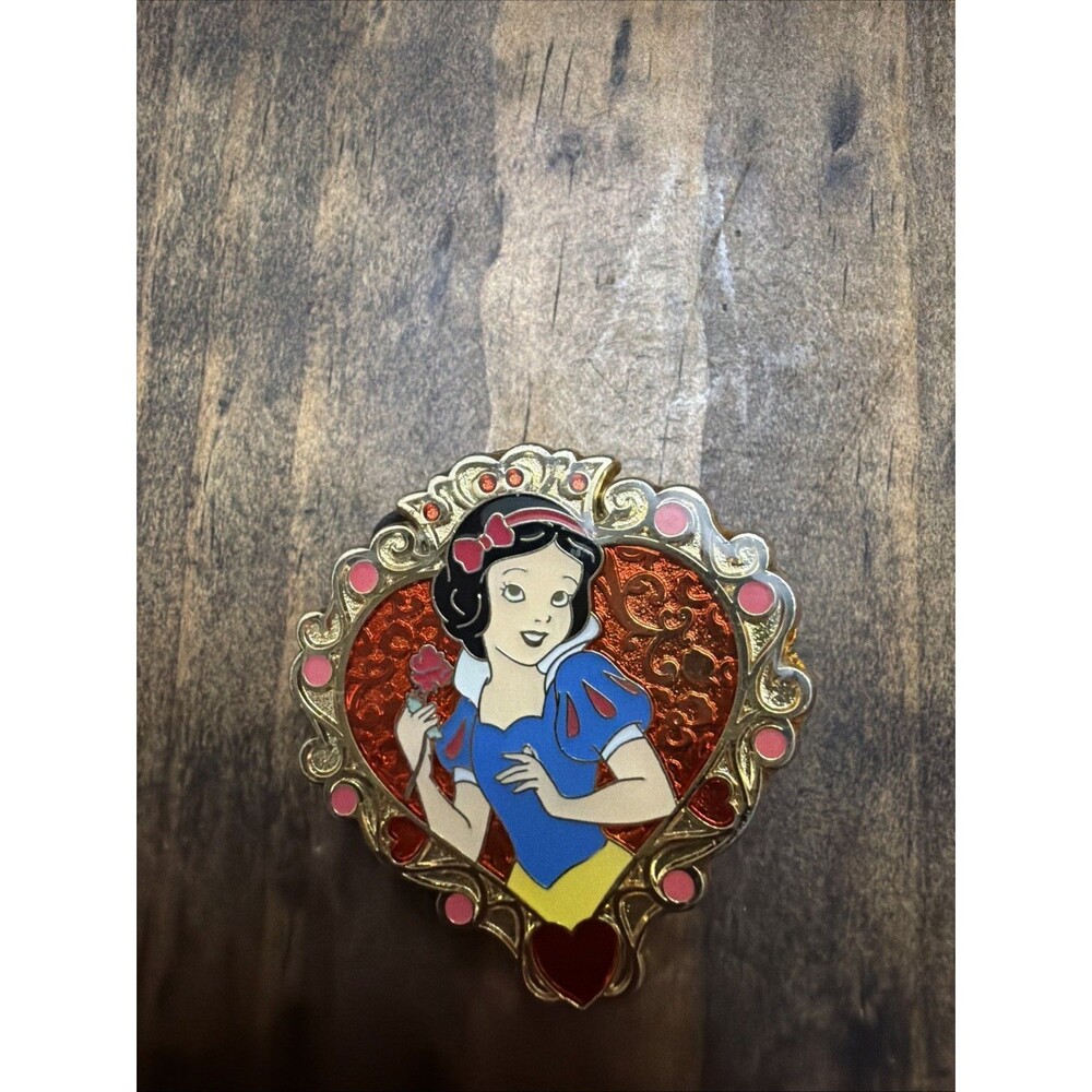 'Used Disney Pin 94259 Storybook Princess Hearts Snow White 7 dwarfs glitter hea